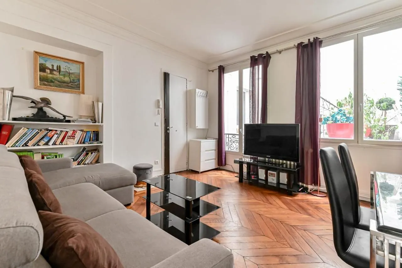 Elegance Sebastopol Pompidou باريس