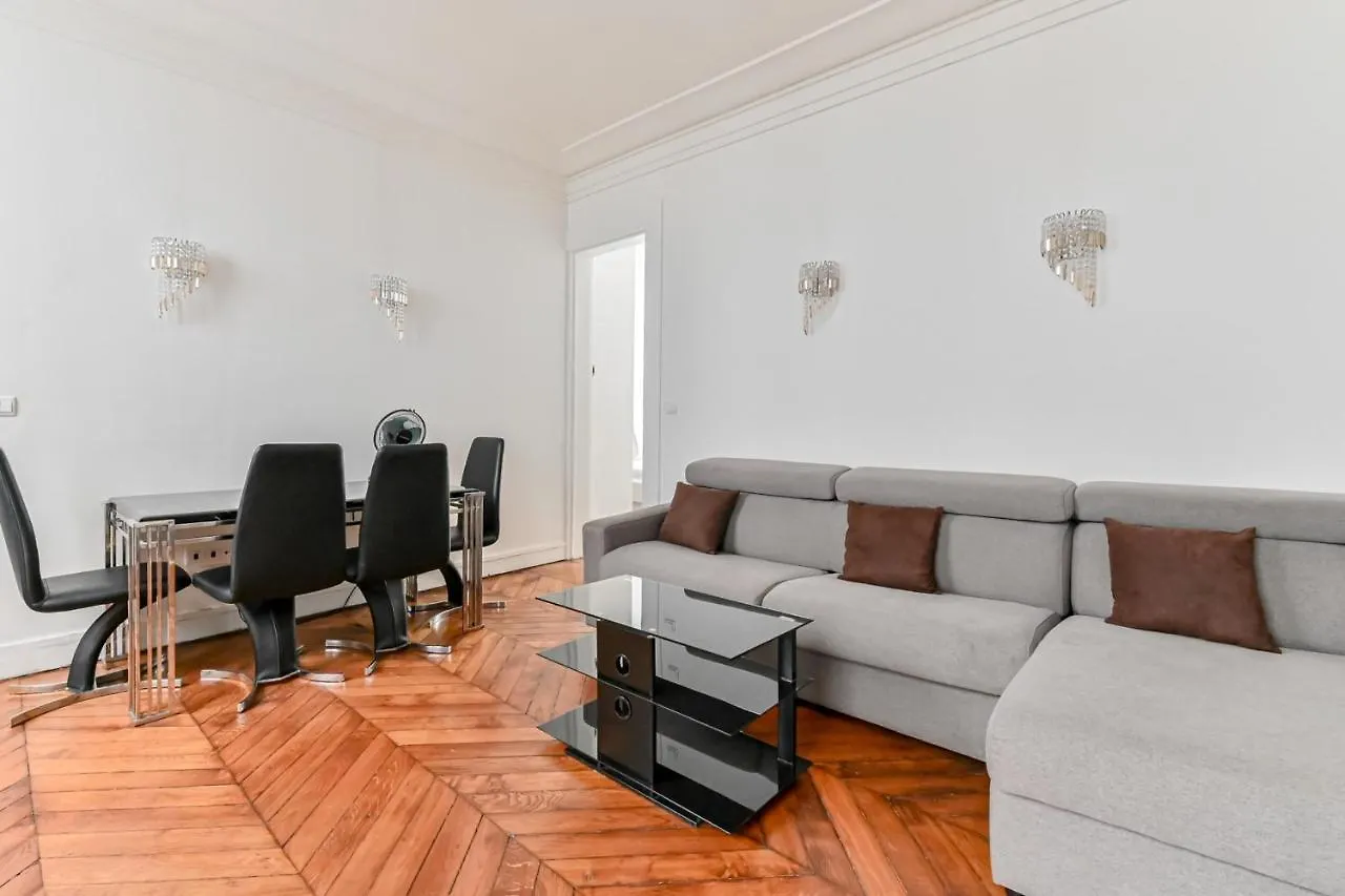 Elegance Sebastopol Pompidou باريس